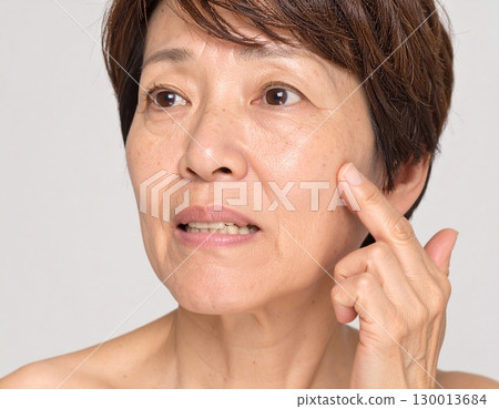 人工智慧生成的 40 多歲和 50 多歲女性擔心皮膚問題的圖像 人工智慧生成的 40 多歲和 50 多歲女性擔心皮膚問題的圖像 130013684