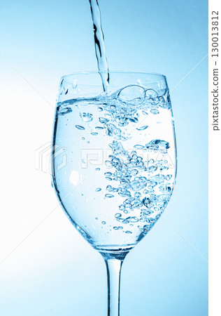 pour water into a cup pour water into a cup 130013812
