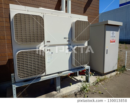 An outdoor unit that combines air conditioning and showcase refrigeration for convenience stores 130013858