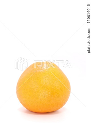 淺色背景中的整顆葡萄柚 130014046