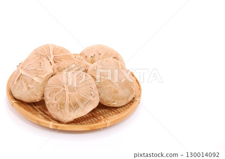 Shiitake mushrooms, raw donko, large, light background, food 130014092