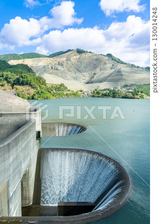滋賀縣甲賀市設有兩個溢洪道的青戶大壩的流量 滋賀縣甲賀市設有兩個溢洪道的青戶大壩的流量 130014248