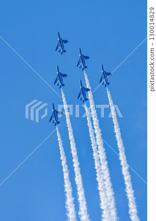 宮城縣東松島市松島空軍基地的夏日藍天和藍色衝擊波 130014829