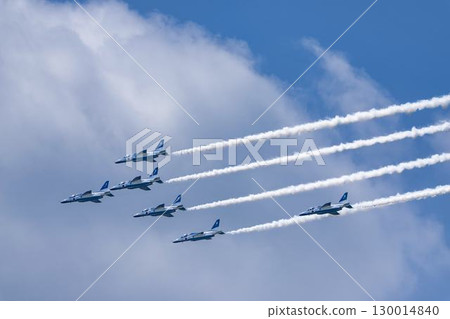 宮城縣東松島市松島空軍基地的夏日藍天和藍色衝擊波 130014840