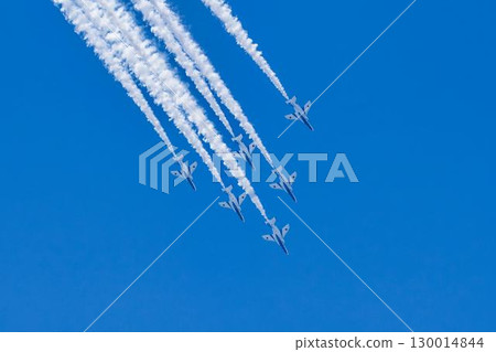 宮城縣東松島市松島空軍基地的夏日藍天和藍色衝擊波 130014844