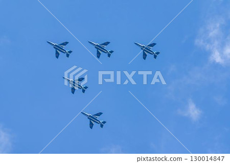 宮城縣東松島市松島空軍基地的夏日藍天和藍色衝擊波 130014847