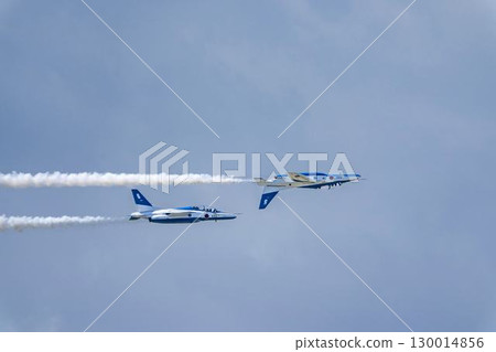 宮城縣東松島市松島空軍基地的夏日藍天和藍色衝擊波 130014856