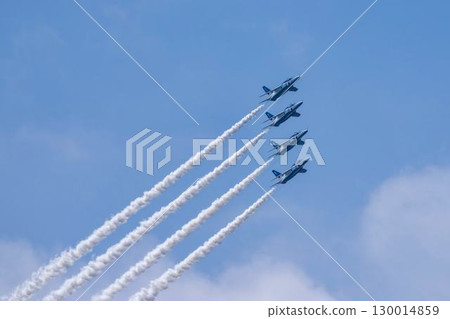 宮城縣東松島市松島空軍基地的夏日藍天和藍色衝擊波 130014859