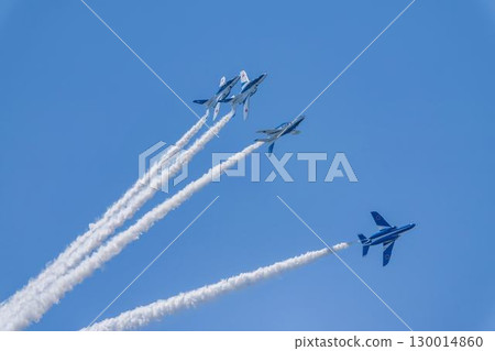 宮城縣東松島市松島空軍基地的夏日藍天和藍色衝擊波 130014860