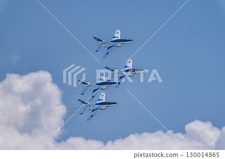 宮城縣東松島市松島空軍基地的夏日藍天和藍色衝擊波 130014865