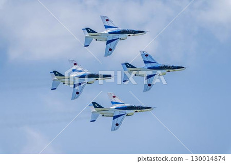 宮城縣東松島市松島空軍基地的夏日藍天和藍色衝擊波 130014874