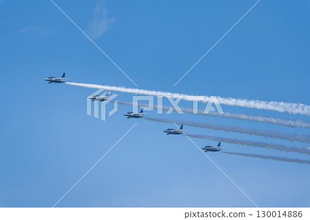 宮城縣東松島市松島空軍基地的夏日藍天和藍色衝擊波 130014886