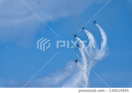 宮城縣東松島市松島空軍基地的夏日藍天和藍色衝擊波 130014895