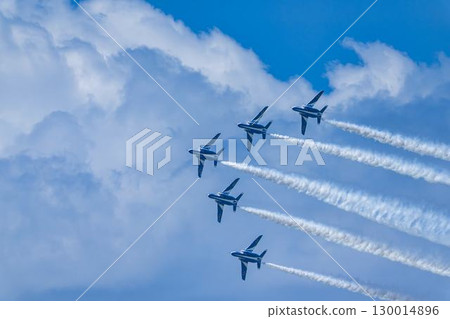 宮城縣東松島市松島空軍基地的夏日藍天和藍色衝擊波 130014896