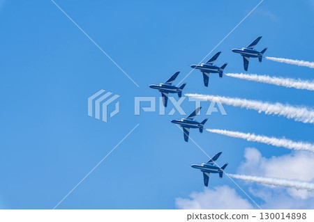 宮城縣東松島市松島空軍基地的夏日藍天和藍色衝擊波 130014898
