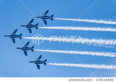 宮城縣東松島市松島空軍基地的夏日藍天和藍色衝擊波 130014899