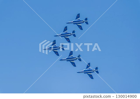 宮城縣東松島市松島空軍基地的夏日藍天和藍色衝擊波 130014900