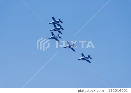 宮城縣東松島市松島空軍基地的夏日藍天和藍色衝擊波 130014901