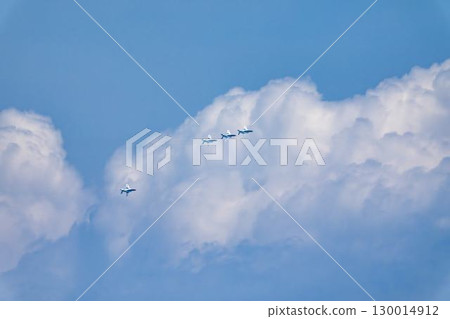 宮城縣東松島市松島空軍基地的夏日藍天和藍色衝擊波 130014912
