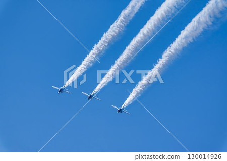 宮城縣東松島市松島空軍基地的夏日藍天和藍色衝擊波 130014926
