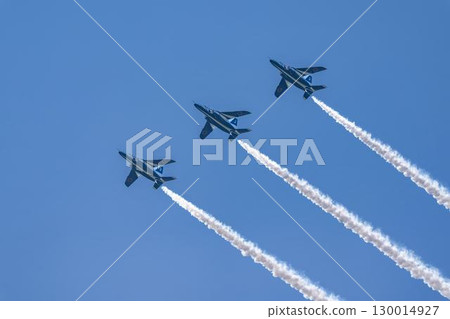 宮城縣東松島市松島空軍基地的夏日藍天和藍色衝擊波 130014927
