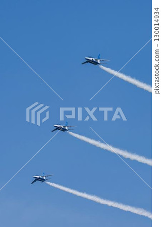 宮城縣東松島市松島空軍基地的夏日藍天和藍色衝擊波 130014934
