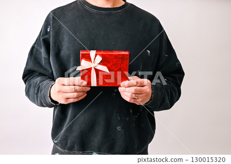 贈送禮物的男士 贈送禮物的男士 130015320