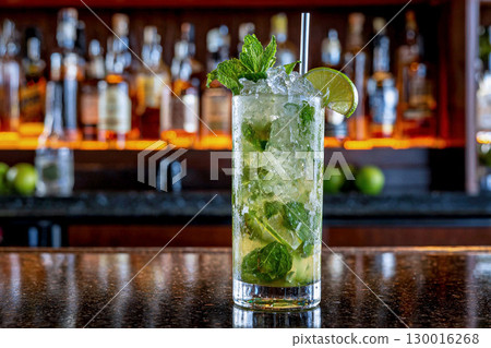 充滿活力的莫吉托雞尾酒，盛裝在帶有水滴的高球杯中 130016268
