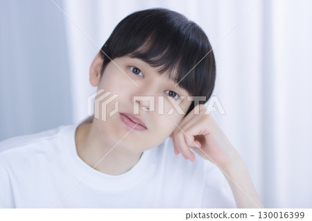 20多歲男子的帥氣形象 130016399