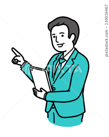 一位穿著西裝的中年男子拿著平板電腦解釋 一位穿著西裝的中年男子拿著平板電腦解釋 130016467