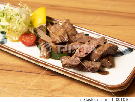 Charcoal grilled beef tongue 130018165
