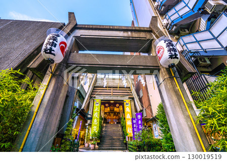 日本東京城市景觀，包括新橋和烏森神社 130019519