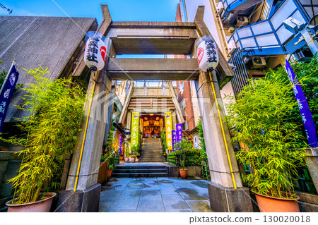 日本東京城市景觀，包括新橋和烏森神社 130020018