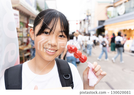 一名少女在鎌倉觀光時邊吃邊玩 130020081
