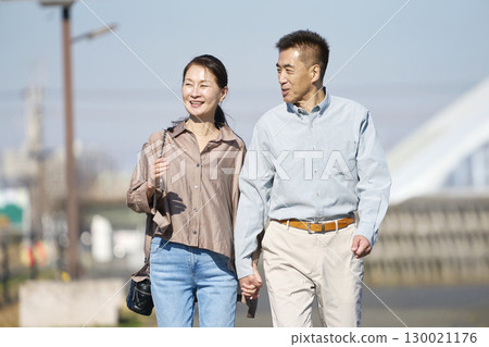 中年夫婦散步 130021176
