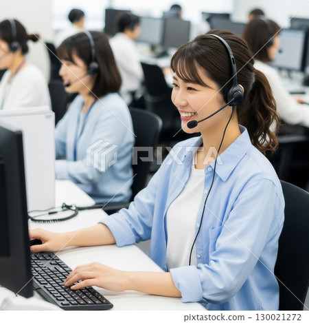 一位年輕的女接線生在辦公室接電話 130021272