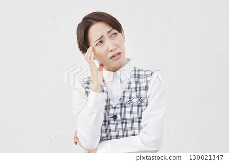 女性辦公室職員擔心白色背景 130021347