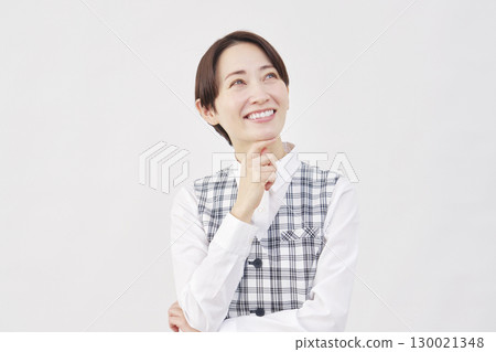 女性辦公室職員想像白色背景 130021348