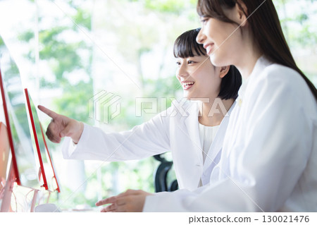 白色的一位女士 130021476
