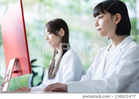 A lady in a white suit to play a PC 130021477