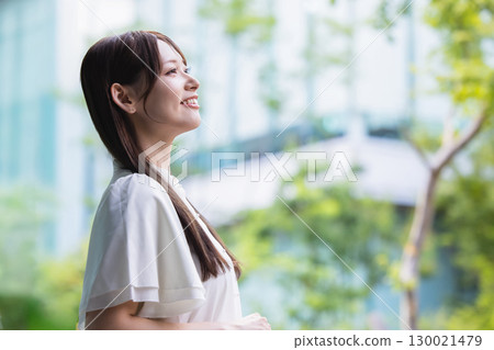 注視著與微笑的天空的婦女 130021479