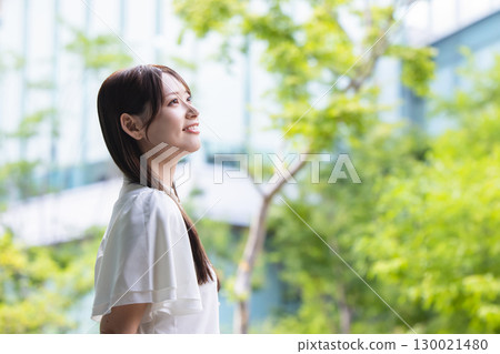 注視著與微笑的天空的婦女 130021480