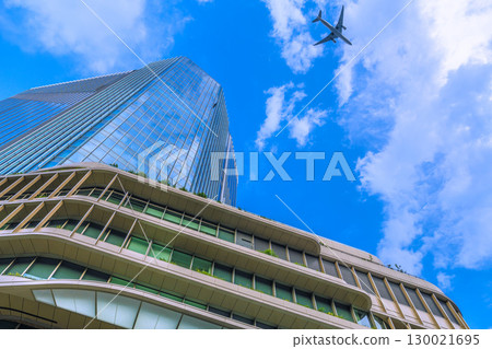 日本東京城市景觀：飛機飛過…高輪門戶城市上空酷熱、雲密布…=8 月 21 日 130021695