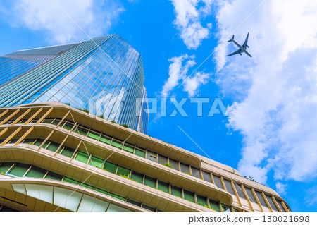日本東京城市景觀:飛機飛過…高輪門戶城市上空酷熱、雲密布…=8 月 21 日 日本東京城市景觀:飛機飛過…高輪門戶城市上空酷熱、雲密布…=8 月 21 日 130021698