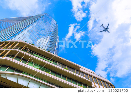 日本東京城市景觀：飛機飛過…高輪門戶城市上空酷熱、雲密布…=8 月 21 日 130021700