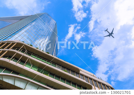 日本東京城市景觀：飛機飛過…高輪門戶城市上空酷熱、雲密布…=8 月 21 日 130021701