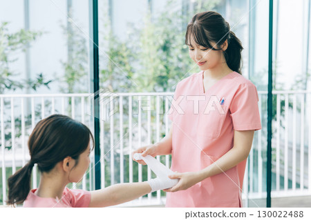 女護士正在敷繃帶 130022488