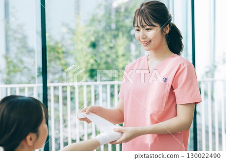 女護士正在敷繃帶 130022490