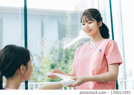 女護士正在敷繃帶 130022491