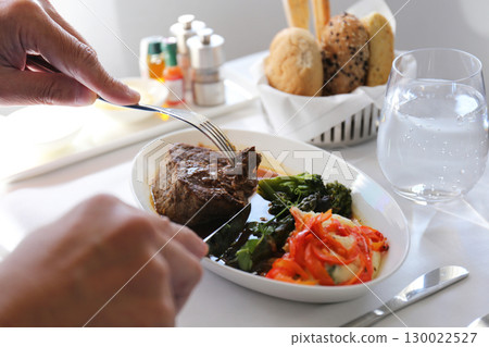 Overseas travel business class in-flight meal (steak) 130022527